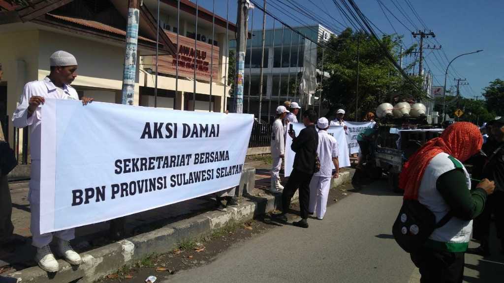 Massa Pendukung Prabowo Sandi Demo Di Kantor Bawaslu Sulsel Celebesmedia