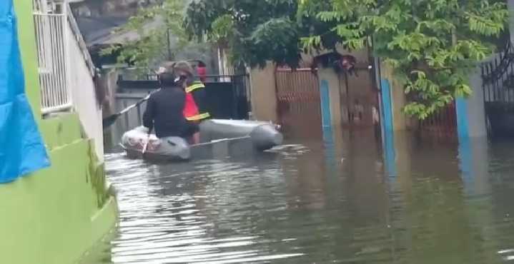 Perumnas Antang Banjir Ratusan Warga Mengungsi Ke Masjid Celebesmedia