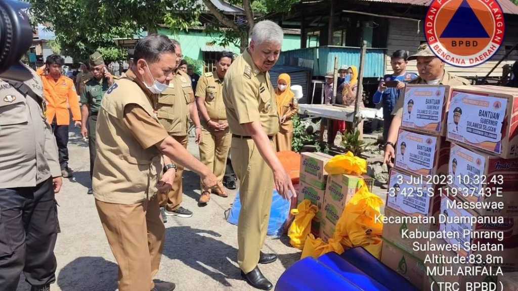 Pemprov Sulsel Salurkan Bantuan Korban Musibah Angin Kencang Di Pinrang