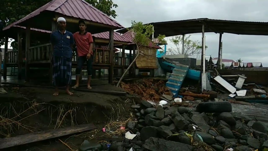 Abrasi Pantai Mampie Di Polman Ancam Pemukiman Warga