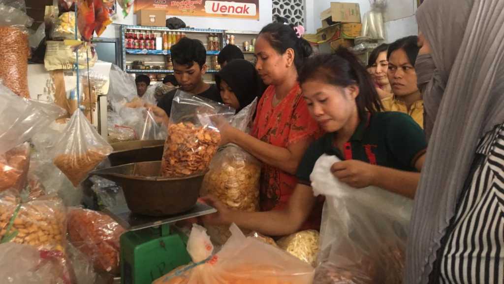 Jelang Lebaran Omzet Penjual  Kue Kering di  Makassar  Naik 