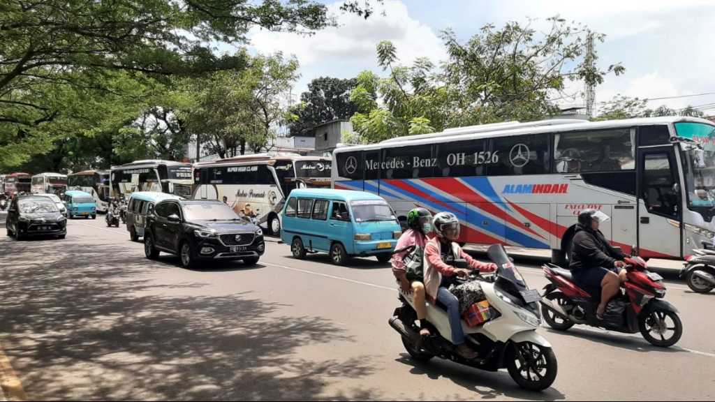 Solar Langka Di Makassar, Truk Dan Bus Antre Di SPBU - Celebesmedia