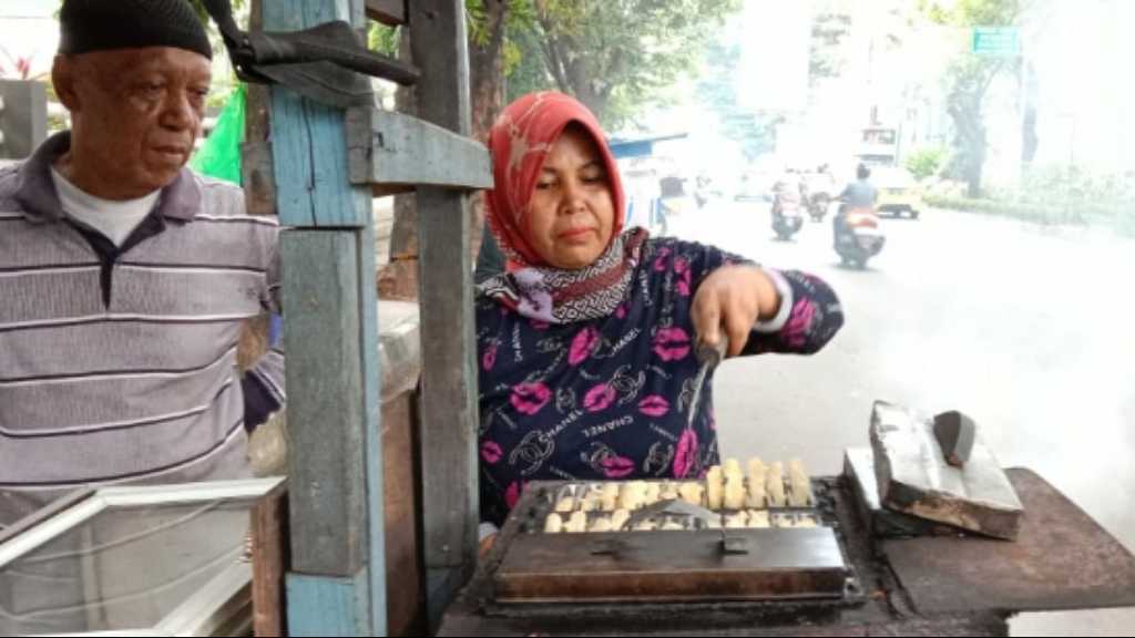 Buroncong Kue Jadul Tetap Eksis Di Tengah Gempuran Camilan Kekinian