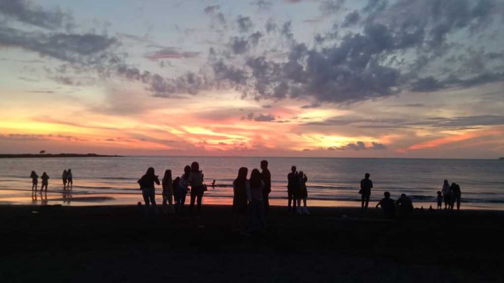 Keindahan Sunset Pantai Indah Bosowa Pikat Wisatawan Habiskan Libur Lebaran Celebesmedia