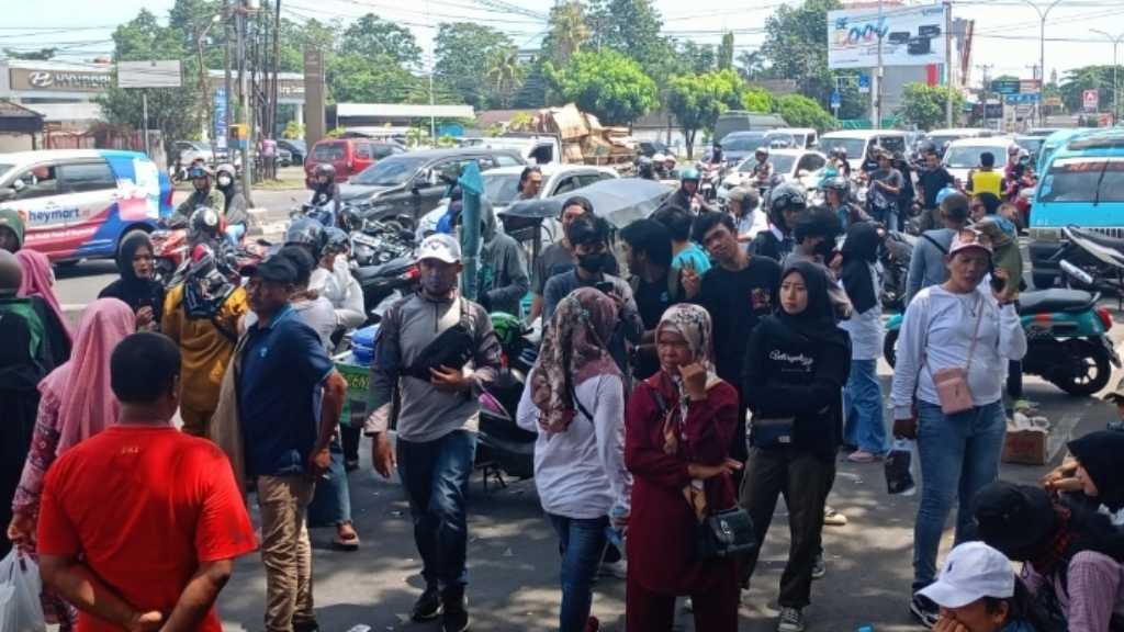 Hindari Macet Di Jembatan Barombong, Cari Jalur Alternatif - Celebesmedia